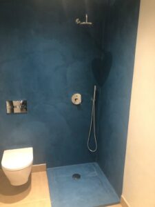 baño microcemento azul