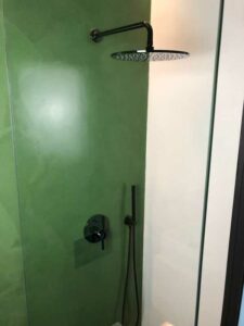 baño microcemento verde