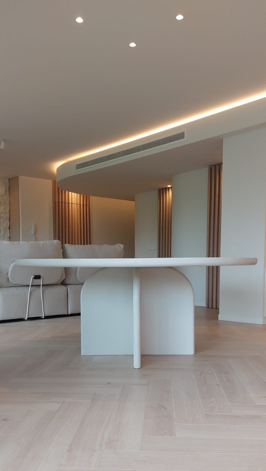 Mesa Lovell de microcemento en ambiente interior