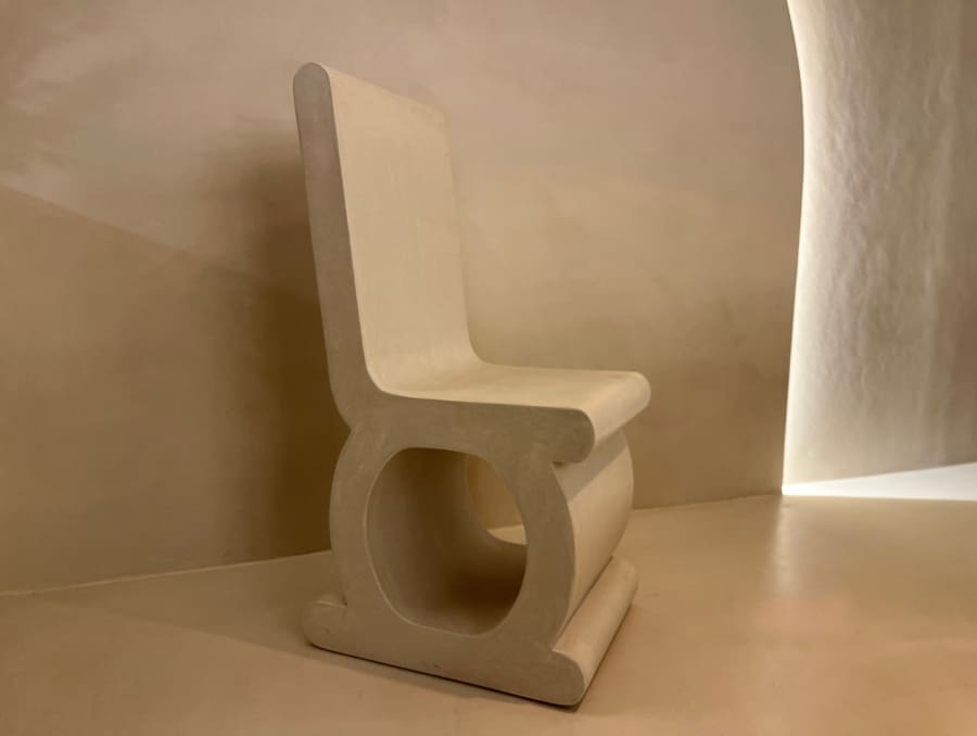 silla-microcemento-mee-Silla-con-base circular-patas- ahuecadas-respaldo-recto