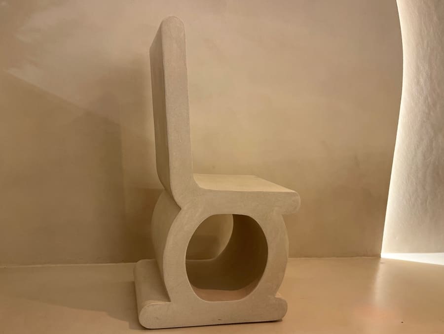 silla-microcemento-mee-Silla-con-base circular-patas- ahuecadas-respaldo-recto