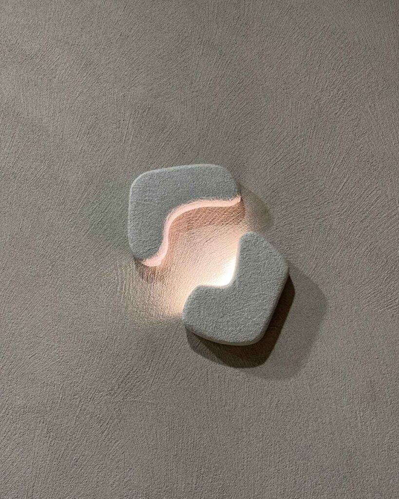 lampara-microcemento-clark, Aplique de pared constituido por dos esquinas redondeadas formando una silueta rectangular.